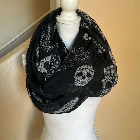 Sugar skull infinity scarf - Picture 1 of 4